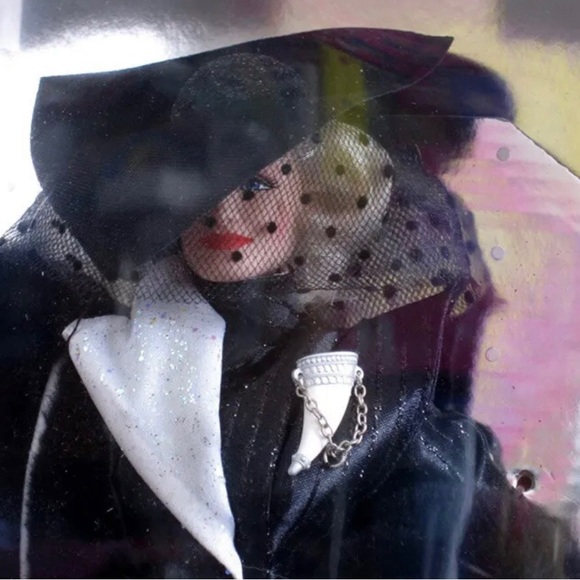 First in a series Great Villains Collection - Cruella DeVil -doll -item# 16295 - Picture 6 of 6